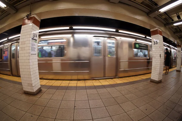 New York City Tunnelbana Flyttar Tåg Stationen Utsikt — Stockfoto
