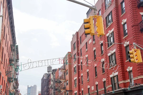 Küçük Bir Italyan Işareti New York Şehir Binaları — Stok fotoğraf