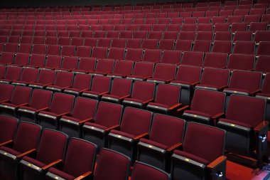 Tiyatroda bir sürü kırmızı boş koltuk var.
