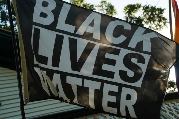 Black Lives Matter Waving Martha Vineyard House — Stock Photo, Image