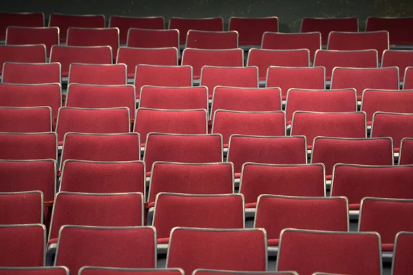 Många Röda Tomma Sittplatser Teatern — Stockfoto