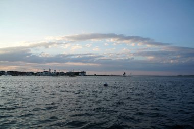 Gün batımında Nantucket liman manzarası