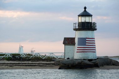 Gün batımında Nantucket Limanı manzaralı deniz feneri