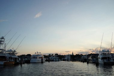Gün batımında Nantucket liman manzarası