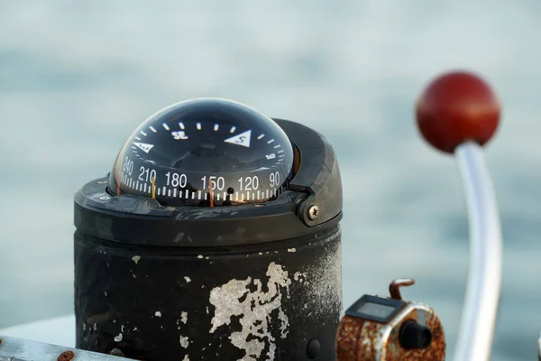 ボート制御エンジン速度ノブとコンパス — ストック写真