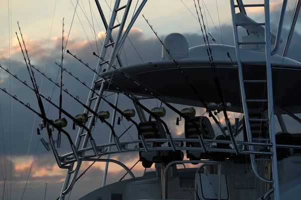 多くの釣り竿の詳細は日没時にボートに乗って — ストック写真