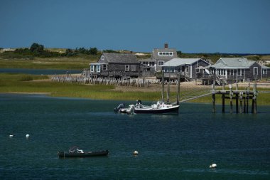 Sandy Neck Deniz Feneri Atlantik Okyanus Burnu, Cod ahır evleri denizden alındı.                  