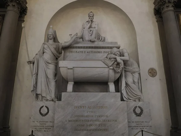 诗人Dante Alighieri墓葬在圣克罗斯教堂 — 图库照片