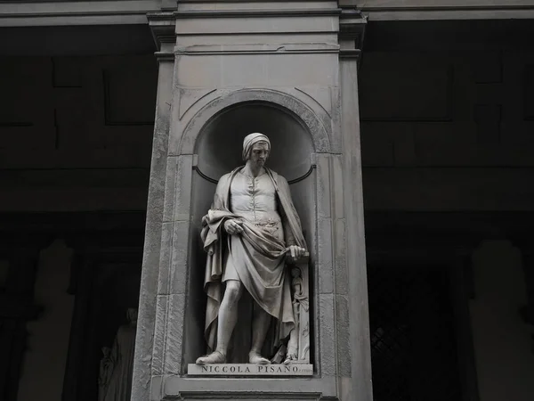 尼科洛 皮萨诺 乌菲齐户外雕像 — 图库照片