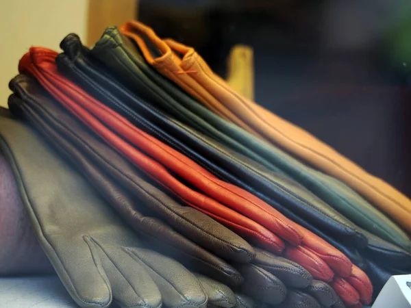 ディスプレイ上の多くの異なる色の革手袋 — ストック写真