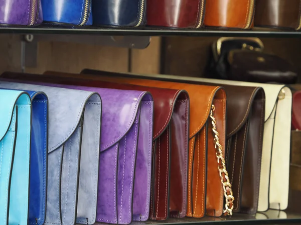 ディスプレイ上の多くの異なる色の革バッグ — ストック写真