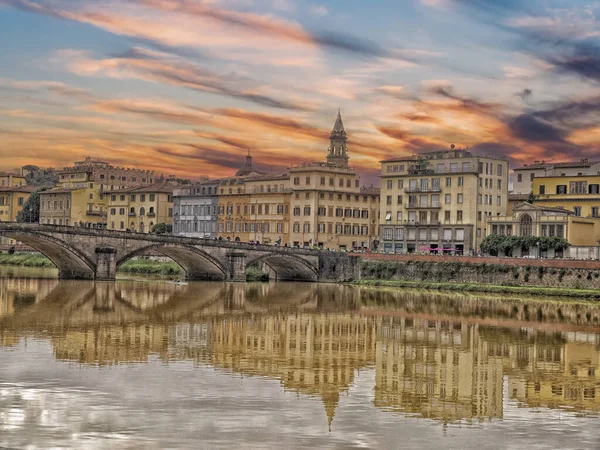 Ponte Vecchio Brug Arno Rivier Florence Bij Zonsondergang Uitzicht Stadsgezicht — Stockfoto