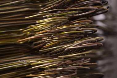 Depoda bir sürü elbise askısı var.