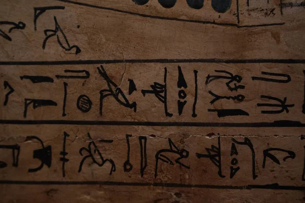 埃及木石棺象形文字的细节特写 — 图库照片