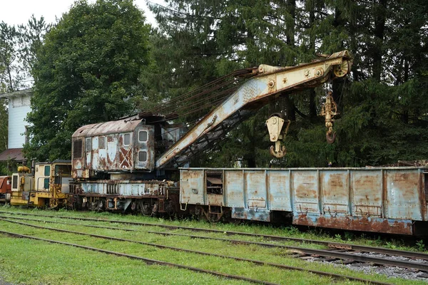 Stary Zardzewiały Dźwig Kolejowy Opuszczony Kolei — Zdjęcie stockowe