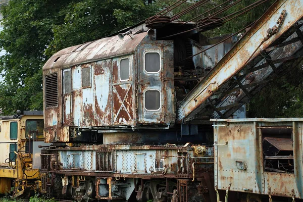 鉄道で放棄された古い錆びた列車クレーン — ストック写真