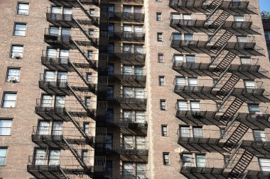 New York şehri yangın merdivenleri inşa ediyor.
