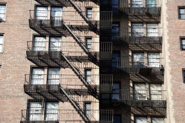 New York şehri yangın merdivenleri inşa ediyor.