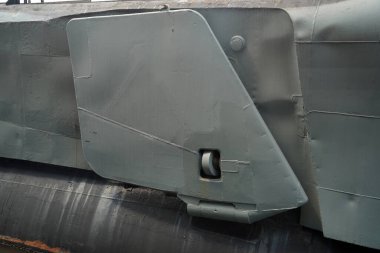 Eski bir denizaltı donanma gemisinin dış yüzeyi.