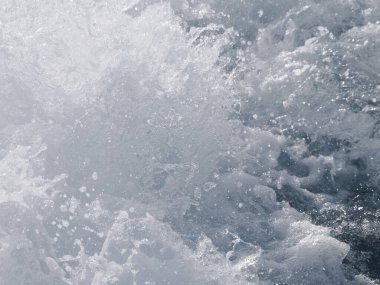 Su damlaları ve küçük damlalar. Kapatın.