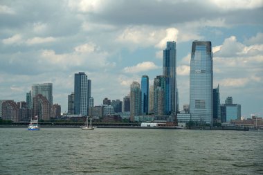 New Jersey gökdelenleri New York şehri Manhattan manzaralı Hudson Nehri Özgürlük Adası
