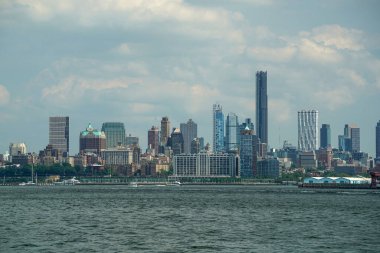 New Jersey gökdelenleri New York şehri Manhattan manzaralı Hudson Nehri Özgürlük Adası