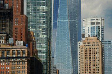 New York şehrinin gökdelenlerinin detayları Manhattan manzarası Hudson River Özgürlük Adası 'ndan