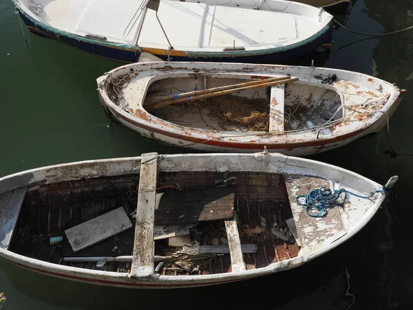 Velho Abandonado Pequeno Barco Pesca Madeira Águas Mar Porto — Fotografia de Stock