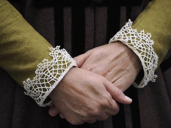 Crossend Hände Frau Mittelalterlichen Kleid Detail — Stockfoto