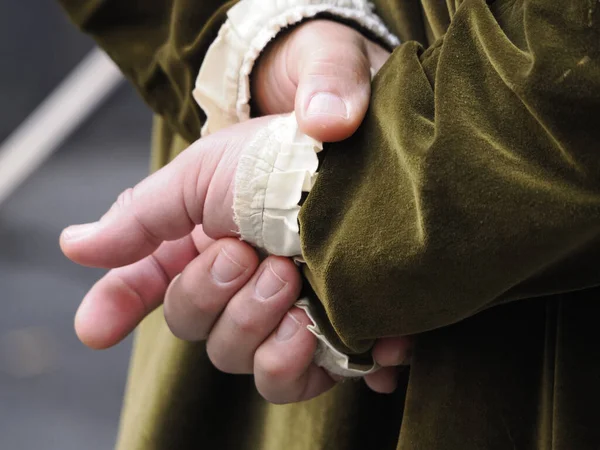 Crossend Mãos Homem Vestindo Vestido Medieval Detalhe — Fotografia de Stock