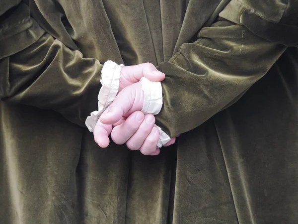 Crossend Mãos Homem Vestindo Vestido Medieval Detalhe — Fotografia de Stock