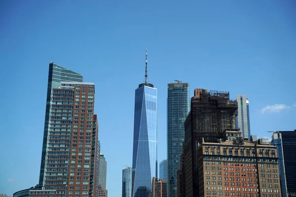 ニューヨークの高層ビルの詳細マンハッタンビューの街並みハドソン川の自由の島から — ストック写真