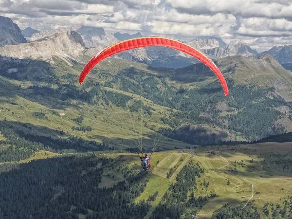 Parapente Voando Fundo Dolomitas — Fotografia de Stock