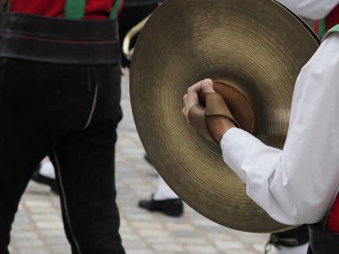 Bir grupta müzik çanları çalan eller.