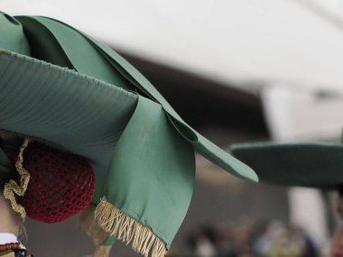 Geleneksel Tyrol geçit töreni kıyafet şapkası