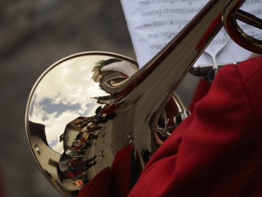Bir grupta trombonedetail çalan eller.