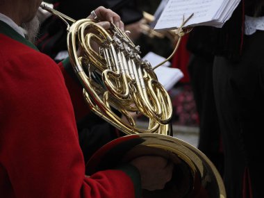 Eller Fransız kornosu çalıyor.