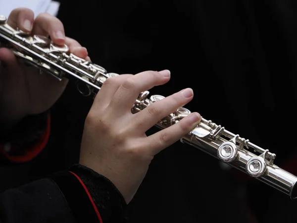 Mãos Tocando Flauta Detalhe Perto — Fotografia de Stock
