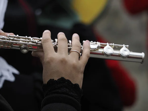 Mãos Tocando Flauta Detalhe Perto — Fotografia de Stock