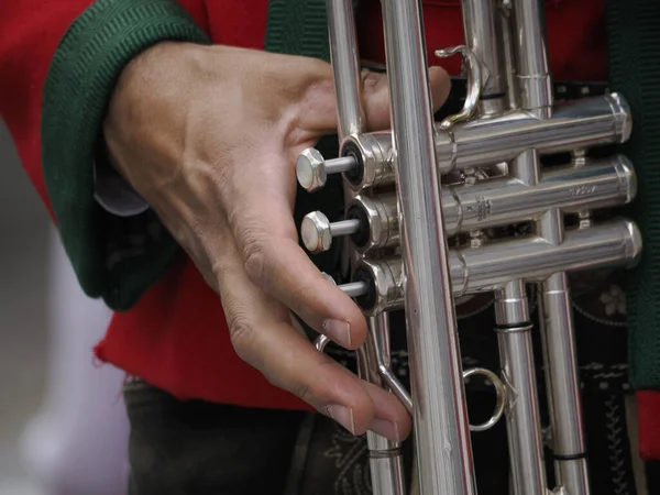 Mãos Tocando Trompete Detalhe Uma Banda — Fotografia de Stock