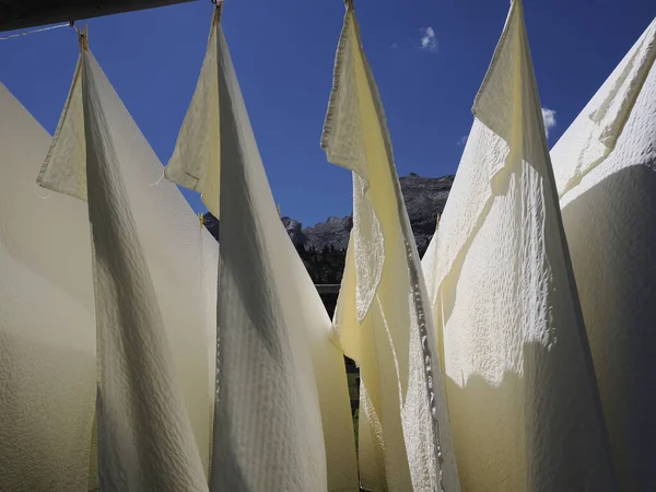 Muchas Sábanas Blancas Secándose Sol Montaña — Foto de Stock