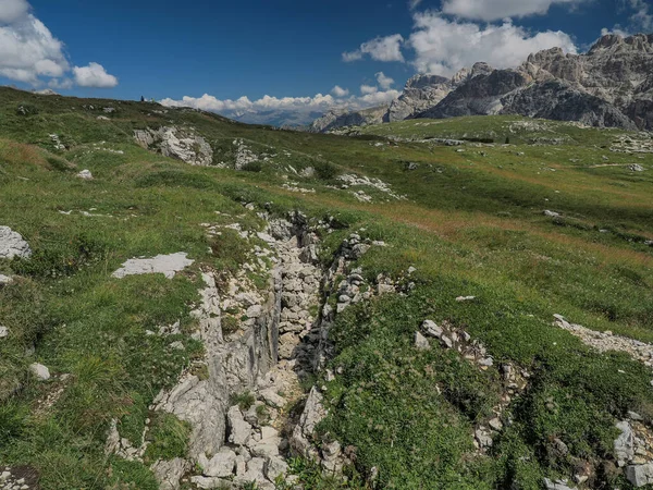 皮亚纳山白云山第一次世界大战期间的小道散兵坑 — 图库照片