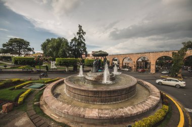 Fuente de las Tarascas, Morelia, Michoacan, Meksika 'da tipik bir turistik ilgi merkezi, ayrıca parkı ve bazı arabaları da görebilirsiniz..