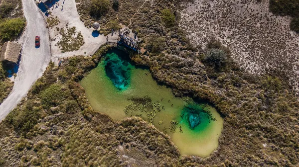 迷人的风景 在沙漠中央有一个湖泊和一条河流 在蓝色和青绿色的水中有阴影 山脉和广阔的沙漠是引人注目的 Poza Azul Cuatrocinegas — 图库照片