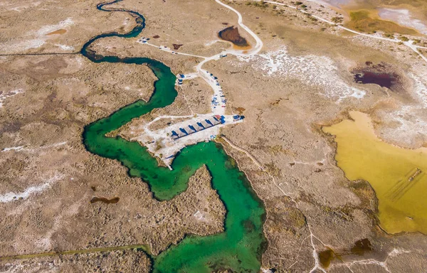 迷人的风景 在沙漠中央有一个湖泊和一条河流 在蓝色和青绿色的水中有阴影 山脉和广阔的沙漠是引人注目的 Poza Azul Cuatrocinegas — 图库照片
