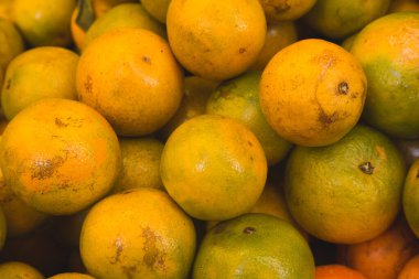 Sarı tatlı portakallar pazarda tümsekte.