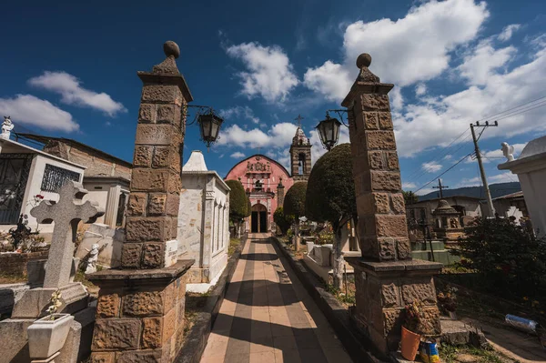 Mcihoacan 'ın Tlalpujahua kasabasında, mezarları olan klasik panteonu olan eski bir şapel..