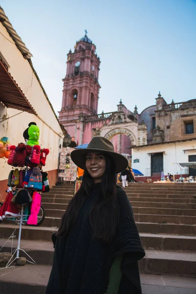 Menina Aventurosa Explorando Cidade Mágica Tlalpujahua México Ela Sorri Enquanto — Fotografia de Stock