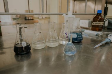 Laboratuvar bardakları, örneğin mataralar, laboratuarda farklı kimyasallarla test tüpleri..