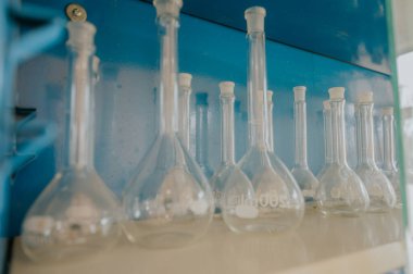 Laboratuvar bardakları, mataralar, test tüpleri gibi..